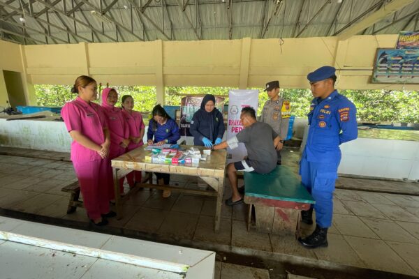 Dalam Rangka HUT Bhayangkara Ke-79 Polres Kep Mentawai Gelar Pemeriksaan Kesehatan Gratis Untuk Nelayan