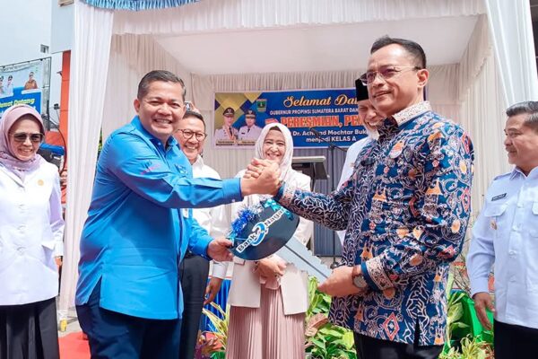 Bank Nagari Serahkan 1 unit Ambulan Kerumah Sakit Achmad Mochtar Bukittinggi