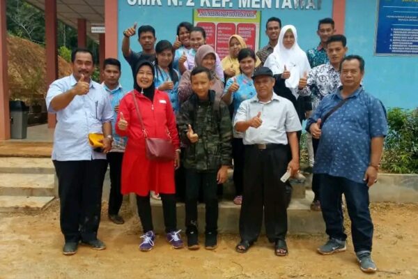 Amati Telaumbanua, S.Pd – Kepsek SMKN 2 Siberut Selatan Tingkatkan Skill Siswa Lewat Praktik Siap Kerja