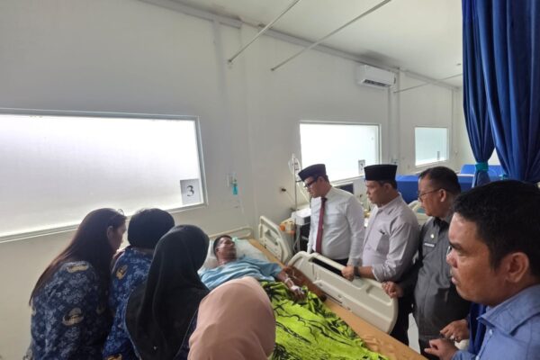 Bupati RWS Besuk Korban Kecelakaan Longboat di RSUD Mentawai