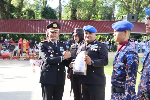 Kapolres mentawai berikan penghargaa kepada Kasat Polairud, Dalam Acara Syukuran HUT Bhayangkara ke-79